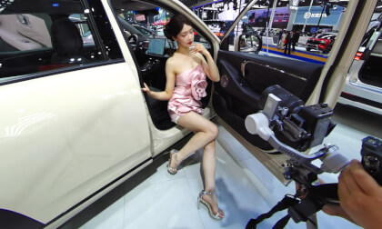 The first perspective takes you to see the car model mirror shooting tidbits第一视角带你看车模运镜拍摄花絮