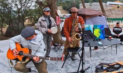Street Performance in Laoshan, Qingdao, China: "The Last Mohican".中国青岛崂山街头艺术表演：最后的莫西干人