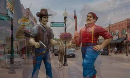 Buffalo Phill vs Paul Bunyan in downtown Wisconsin Dells