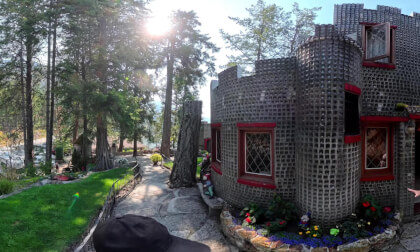Tour of Glass House on Kootenay Lake, British Columbia (8k, 360)