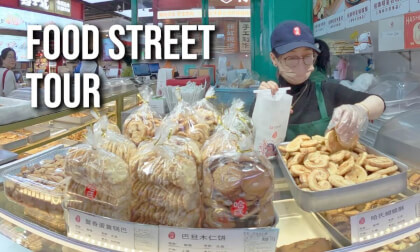 So many delicious foods at the food street! Yummy!