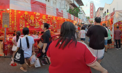 Chinese new year market in singapore chinatown -OSMO 360 - Baby sees the world view