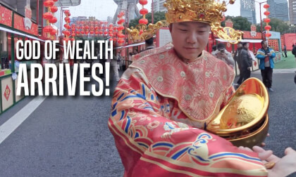 The fifth day of the Lunar New Year: Welcome the God of Wealth. Whoever sees this will be prosperous!