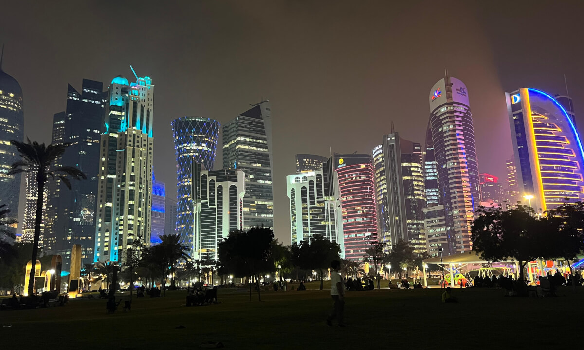 🛵🌃 360° Doha Corniche Night Ride 🇶🇦 | Part 1 | Scooter Ride Along the Waterfront | Doha Views