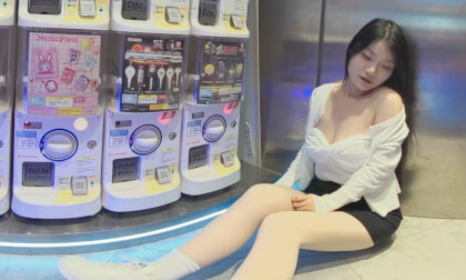 She just happened to pass by. Who gets this?! I filmed a stunning model at the gacha shop!