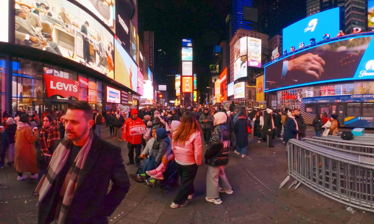 Christmas Eve in Times Square | GoPro Max 2 VR180 Mod Sample Footage