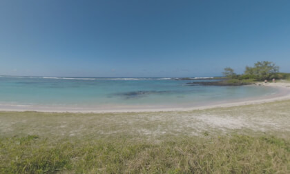 360 VR Mauritius view with ocean, beach and walking family
