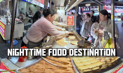 Street vibes, late-night food stalls, a delicious haven you’ll never want to leave.