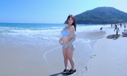 与元元在深圳海边