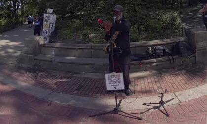 New York- Un chanteur dans Central Park 11092025