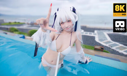 Cute girl Tubaobao playing in the pool