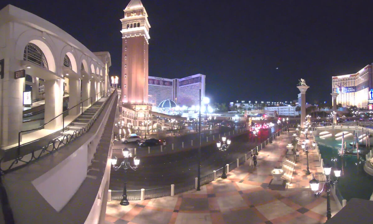 Virtual Vegas! Watching Mirage Demo from the Venetian