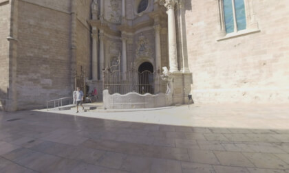 360 VR View to the street with people and Valencia Cathedral