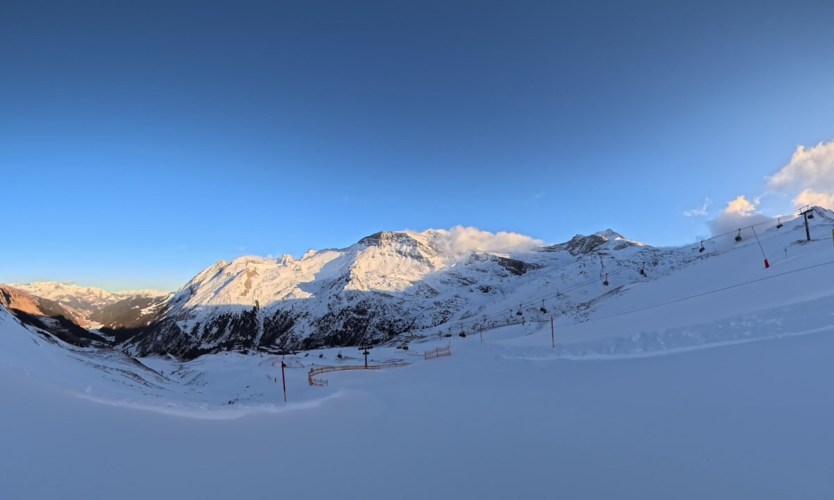 Ski past Tuxerjochhaus to FunSlope obstacle kids course Hintertux down to 4er Tuxerjoch bubble ski lift