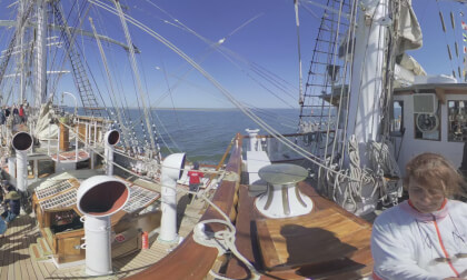 Belem - Hands on the pivoting mast