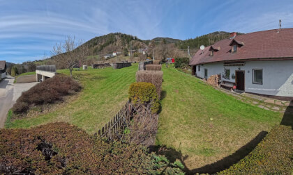 Feuerwehr wäscht die Straße nach dem Winter in Spital am Semmering - Österreich