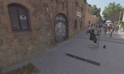 360 VR View to the city streets and people using outdoor escalators in Barcelona