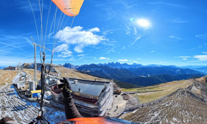 360° 8K Paragliding #378: Thermalling up the Plose during autumn and visiting construction site