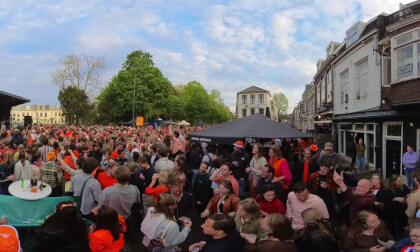 Kings Day Utrecht - Band & dancing crowd