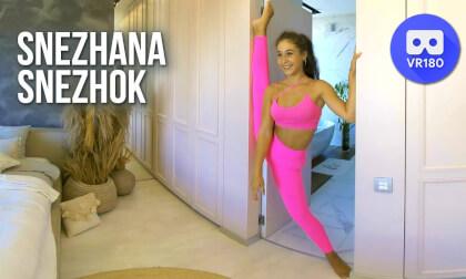 Snezhana Snezhok doing the splits in the doorway VR Video Snezhana Snezhok doing the splits in the doorway VR