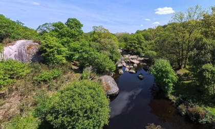 Survol d'une rivière - Le Chaos de Mardoul en Bretagne