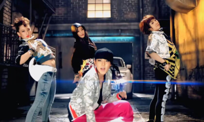 2NE1 - FIRE (Street Ver.) MV