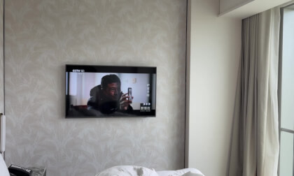 I watched Chinese TV at the hotel.