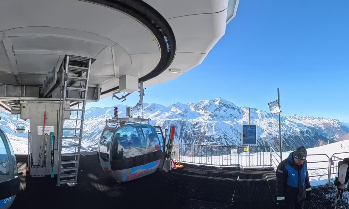 Ski Gondola Ride on the 8EUB Topexpress from Hochgurgl over to Obergurgl on the skilift named 8er Gondola Top Express Gurgl Ötztal Austria Österreich snow