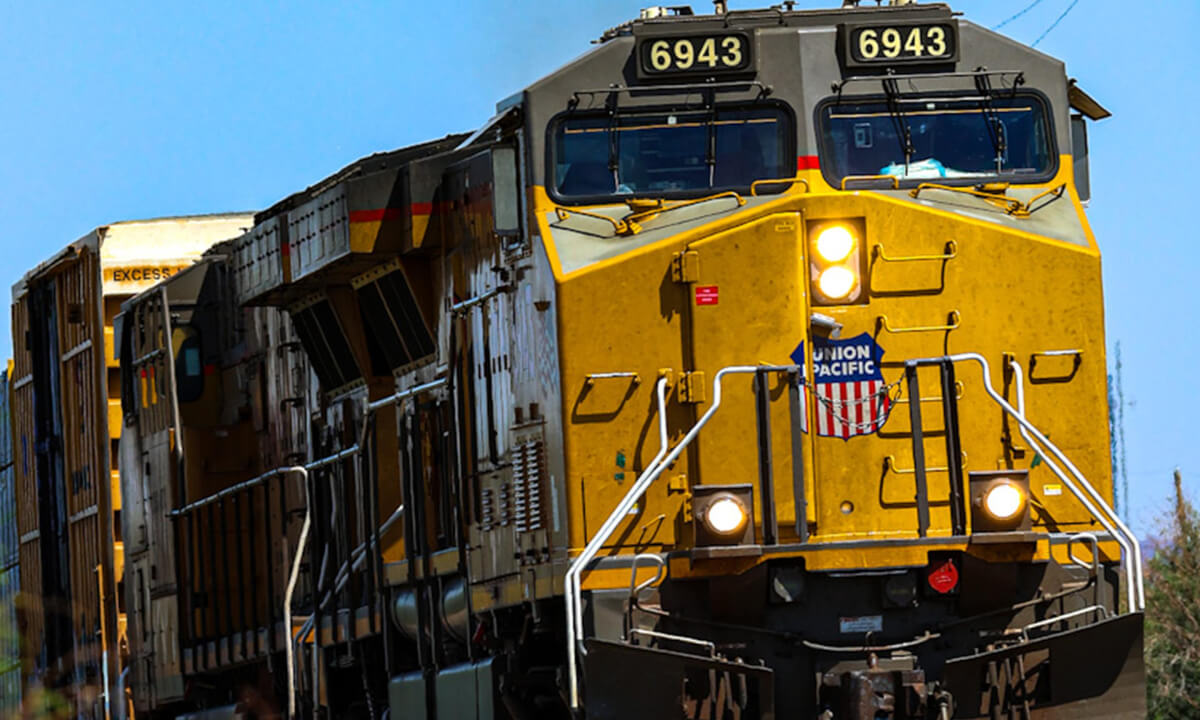 Union Pacific 6943 Charges Through Naviska | VR180