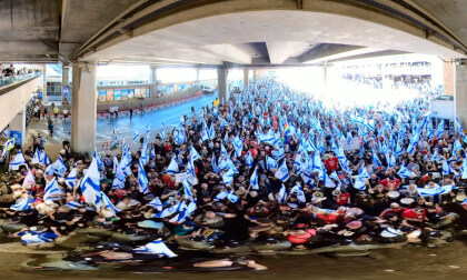 Breaking news: Policemen push protesters demonstrating against government Justice reforms 360VR