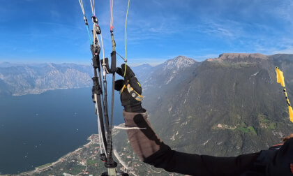 360° 8K Paragliding #383: Flying off Monte Baldo above Lago di Garda (Malcesine Hike&Fly Race)