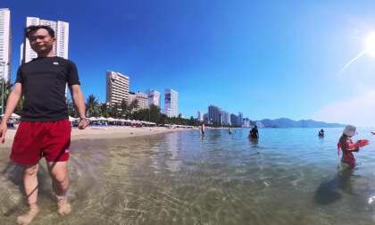 1-7-2026 BÉ YÊU ĐI TẮM BIỂN (3)