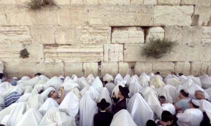 Breaking news: Thousands of Jews practice the Priestly Blessing, Western wall, Jeruslaem, Israel 360VR