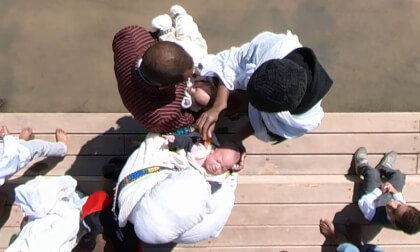 Breaking news: Christian Eritrean pilgrims baptize babies in Jordan River 360VR