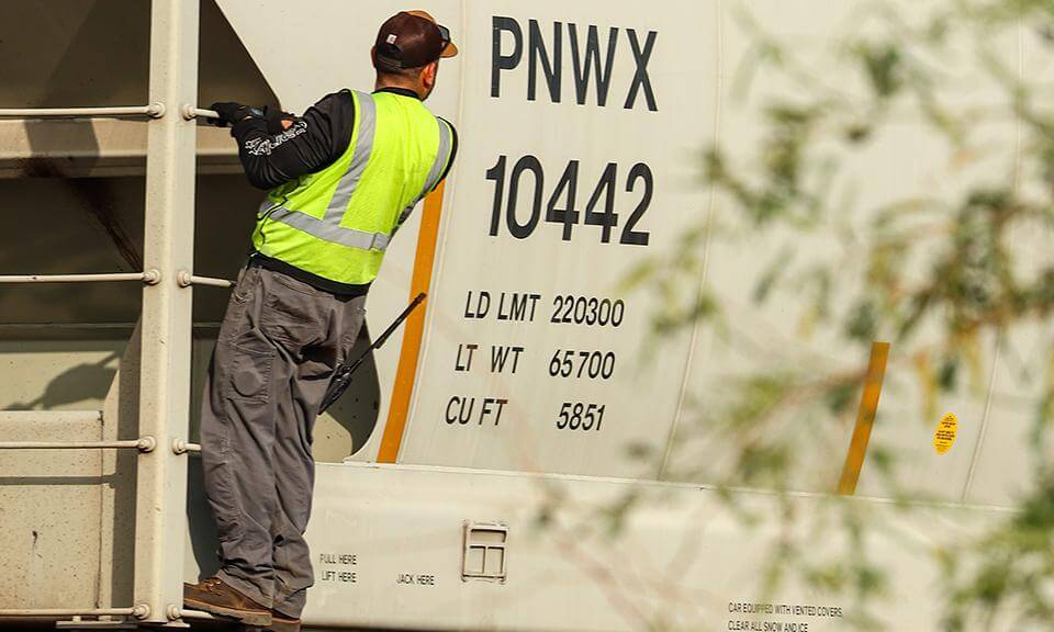 Part 2: UP 7696 Backs Deeper Into Picacho Siding | Portal | VR180
