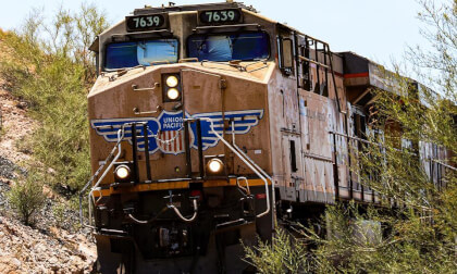 UP 7639 Eastbound Intermodal at Mohawk Curve, Arizona | VR180 4K