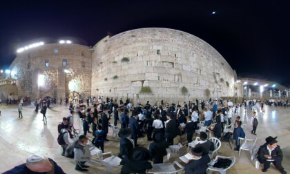 Breaking news: Jewish believers recite Slihot, penitential prayers at the western wall 360VR Breaking news: Jewish believers recite Slihot, penitential prayers at the western wall 360VR