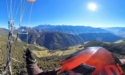 360° 8K Paragliding #386: Flight on Plose with Dolomit Mountains in the Background