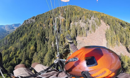360° 8K Paragliding #388: Soaring above "Gasthof Ortner" near Spiluck / Spelonca with "Moosfliagers"
