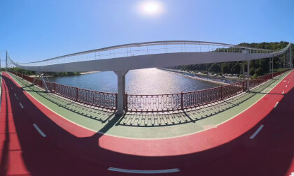 A walk across the Pedestrian Bridge, Kyiv