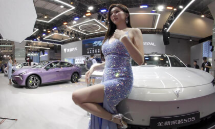 A model with an amazing figure is at the Qingdao Auto Show
