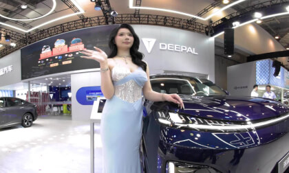 A model with an amazing figure is at the Qingdao Auto Show 2
