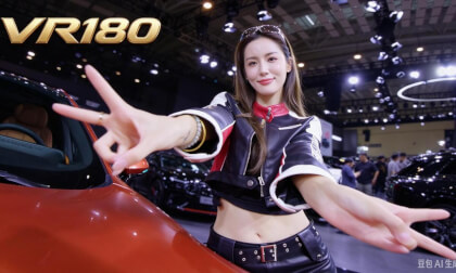 Such a cool car show model.好飒的车模
