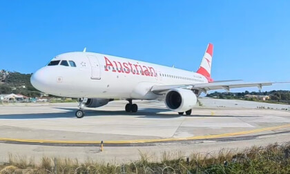 Interactive, 360, Skiathos jet blast from Austrian A320 sends a tourists luggage into the sea.