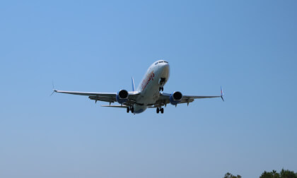 Interactive 360 arrival into Skiathos of a Jet2 Holidays 737