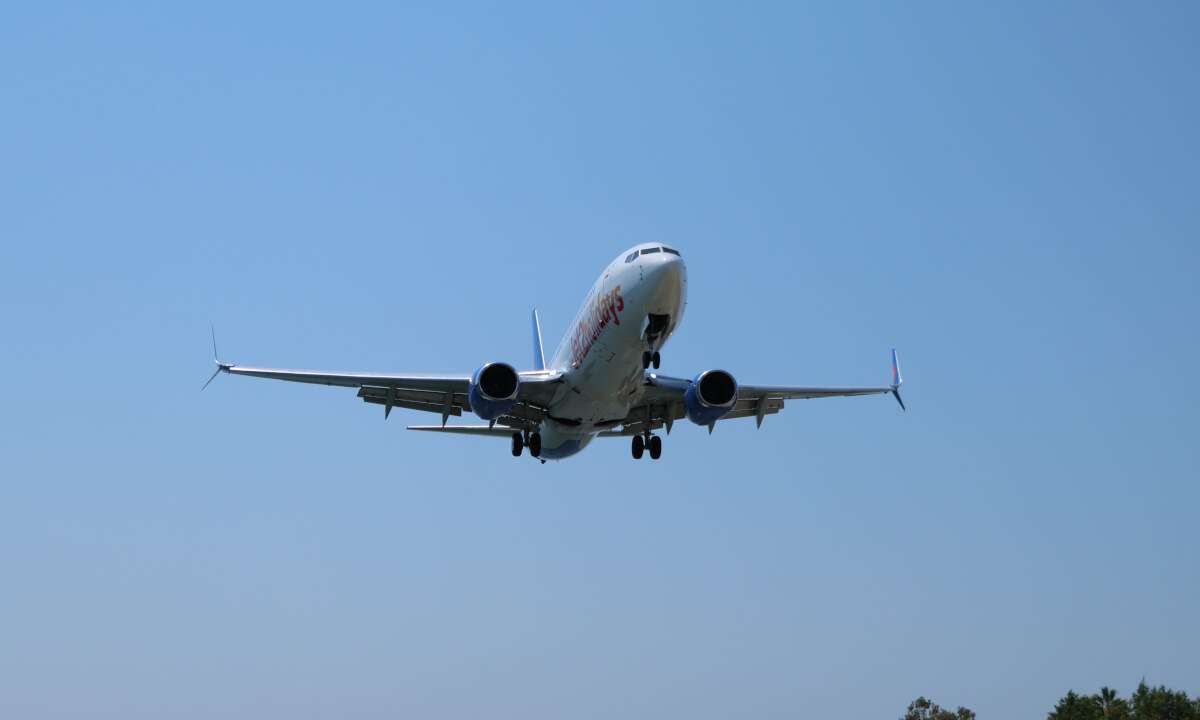 Interactive 360 arrival into Skiathos of a Jet2 Holidays 737