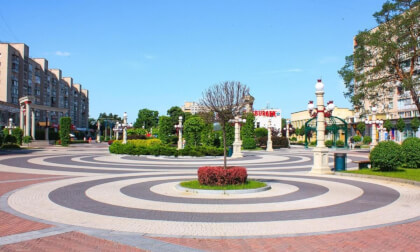 Irpin 360° VR Tour. Central Square — Memorial Walk & Fountains