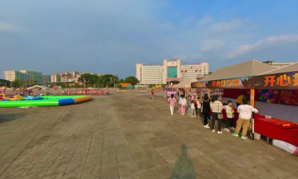 【普通平面】四会政府广场举办2026年新春活动现场，观赏左侧摊位游玩区