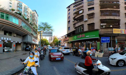 【VR360】开车观望四会华侨中学门口的放学现场（2026年3月）