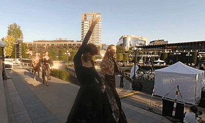 Serious fashion models crack a smile VR Video Serious fashion models crack a smile VR